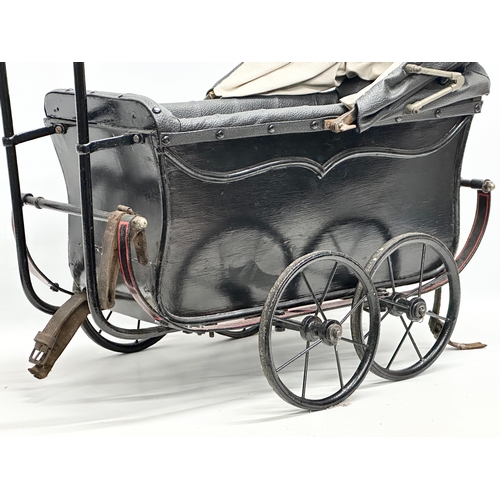 891 - A Late Victorian/Edwardian dolls pram.