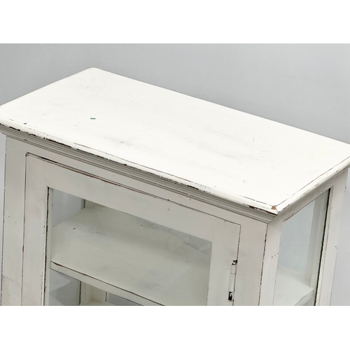 862 - A vintage tabletop medicine cabinet. 45x25x58cm