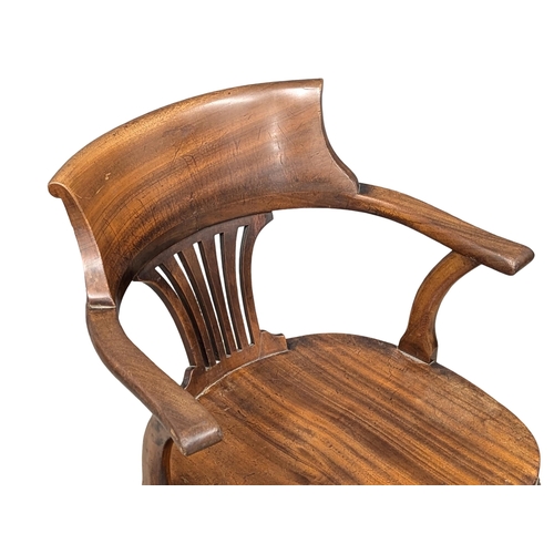 273 - An Early 20th Century American desk chair. Circa 1900. 1