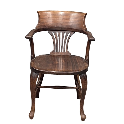 273 - An Early 20th Century American desk chair. Circa 1900. 1