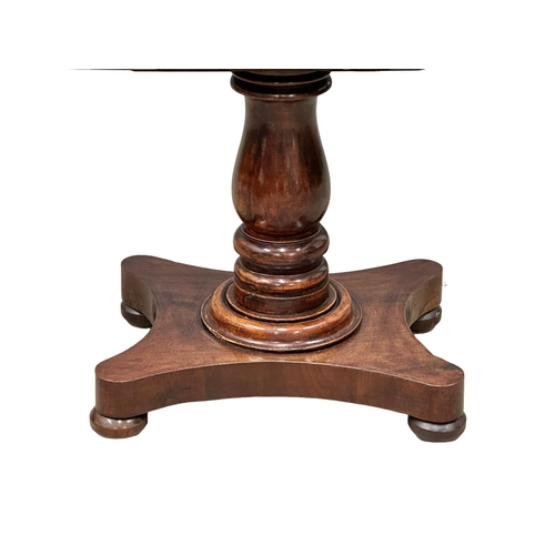 300 - A William IV mahogany cellarette. Circa 1830. 49x33x76cm