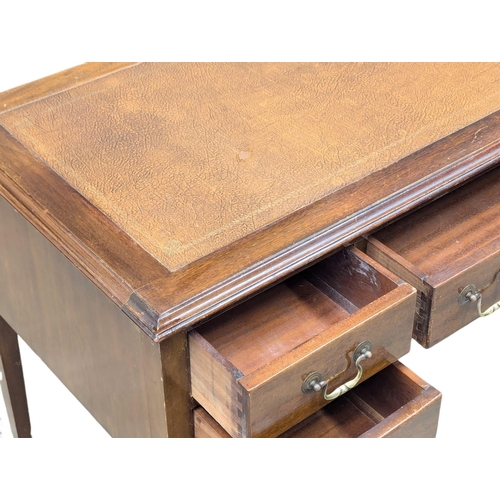 315 - A 1930s mahogany writing desk with leather top on square tapering legs. 109x57x77cm