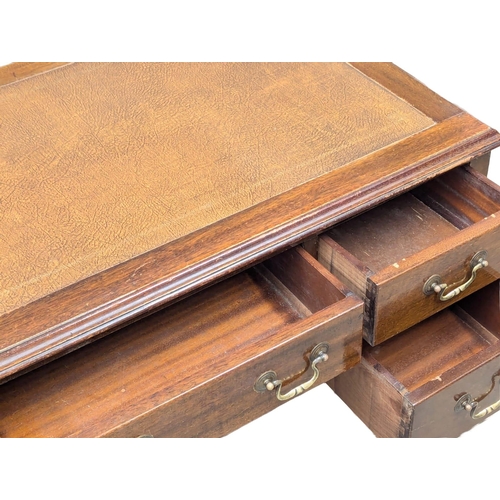 315 - A 1930s mahogany writing desk with leather top on square tapering legs. 109x57x77cm