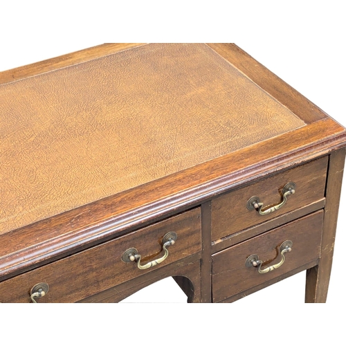 315 - A 1930s mahogany writing desk with leather top on square tapering legs. 109x57x77cm