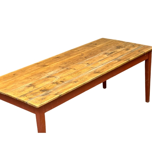 36 - A large Early 20th Century Shakers style pine farmhouse kitchen table. 203x86x77cm