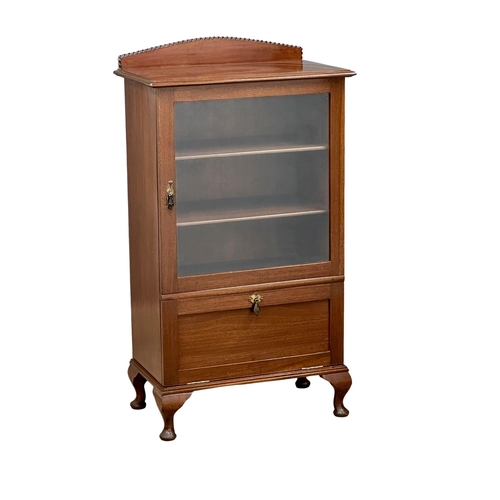 406 - An Early 20th Century mahogany display cabinet. Circa 1910. 68x40x124cm