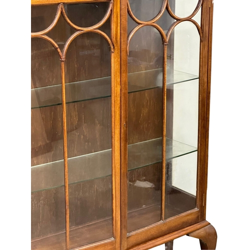 544 - An Early 20th Century Georgian style mahogany display cabinet. 107x30x153cm