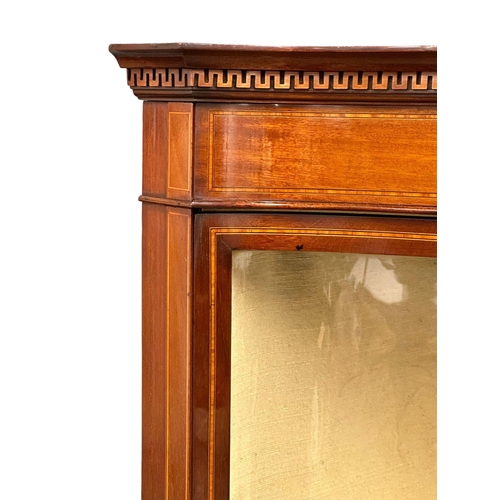 557 - An Edwardian inlaid mahogany corner cabinet with bowed glass and splayed feet. Sheraton Revival. 73x... 