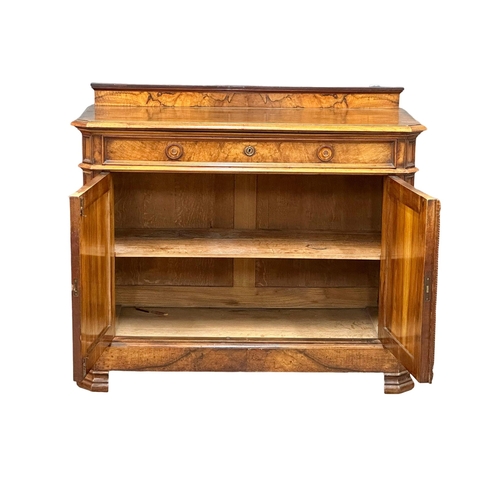 80 - A William IV walnut, gallery back sideboard. 19th Century. Circa 1830. 133x59x113cm