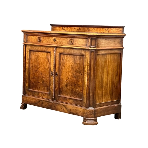 80 - A William IV walnut, gallery back sideboard. 19th Century. Circa 1830. 133x59x113cm