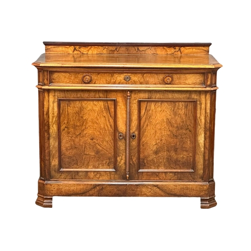 80 - A William IV walnut, gallery back sideboard. 19th Century. Circa 1830. 133x59x113cm