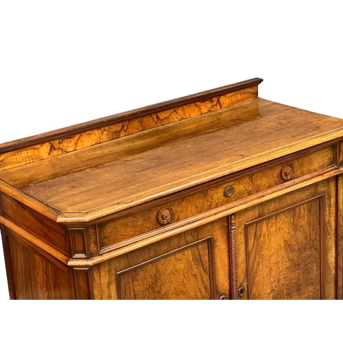 80 - A William IV walnut, gallery back sideboard. 19th Century. Circa 1830. 133x59x113cm