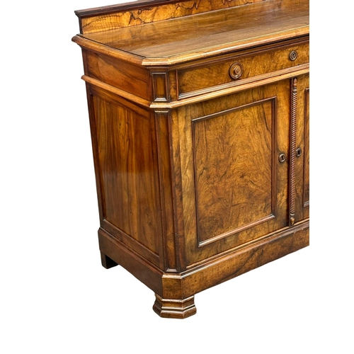 80 - A William IV walnut, gallery back sideboard. 19th Century. Circa 1830. 133x59x113cm