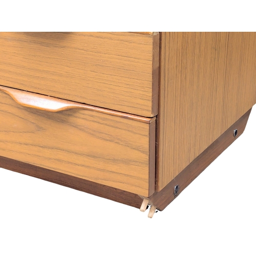 809 - A Mid Century chest of drawers. 75.5x45x94cm