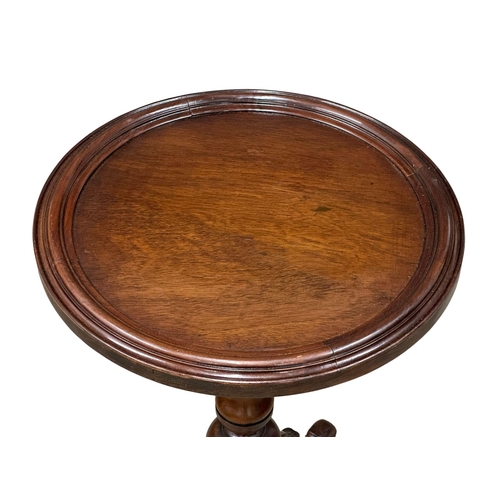 837 - A 19th Century Victorian mahogany pedestal side table. 51x74cm