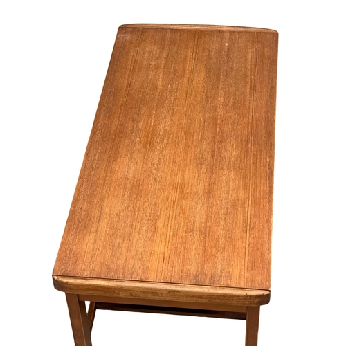 864 - A Mid Century teak 2 tier, extending coffee table. Closed 95x46x45cm. (4)