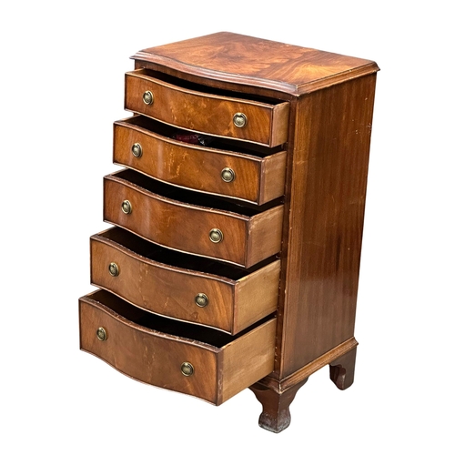 919 - A Georgian style mahogany serpentine front chest of drawers. 54x42x93cm