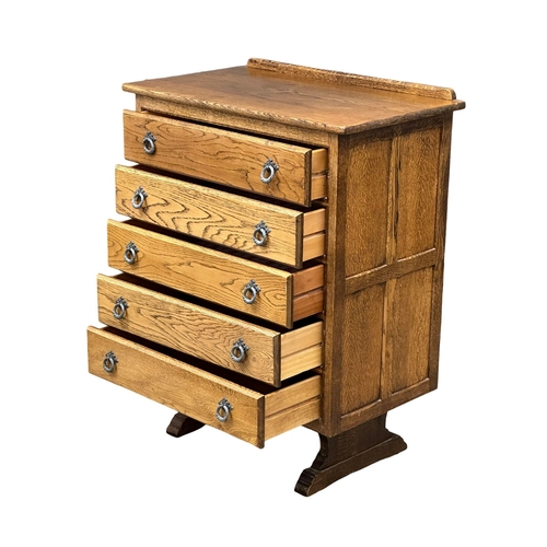 939 - A vintage oak chest of drawers. 77x46x100cm