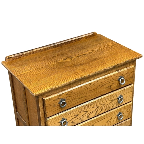 939 - A vintage oak chest of drawers. 77x46x100cm