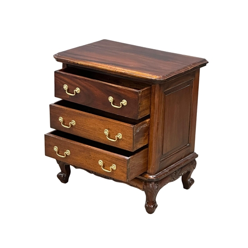 942 - An 18th Century style American mahogany side chest/chest of drawers. 67x44x71cm.