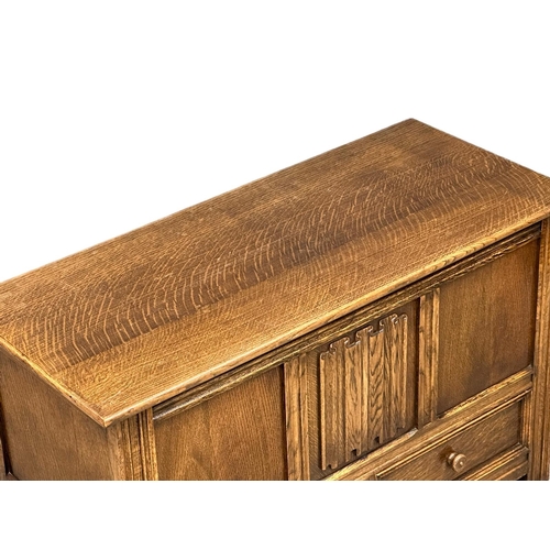 993 - A vintage oak 18th Century style storage box, with 2 drawers. 99x43x62cm