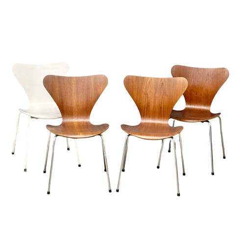 152 - Arne Jacobsen for Fritz Hansen. A set of 4 Danish Mid Century “Butterfly” chairs. Designed by Arne J... 