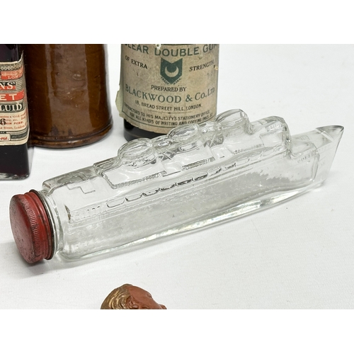 1000 - A job lot of collectables. A Queen Mary glass bottle. A clay pipe with makers mark, cut throat razor... 