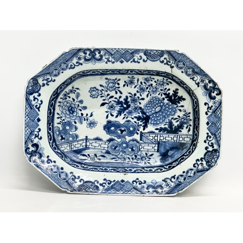 70 - 18th Century Chinese Export platters. Qianlong Period (1735-1796/99) 37x27x6cm. 31x21x3.5cm.