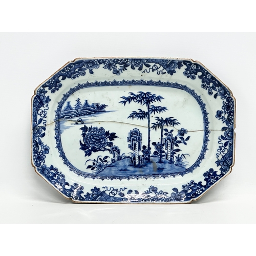 70 - 18th Century Chinese Export platters. Qianlong Period (1735-1796/99) 37x27x6cm. 31x21x3.5cm.