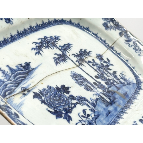 70 - 18th Century Chinese Export platters. Qianlong Period (1735-1796/99) 37x27x6cm. 31x21x3.5cm.