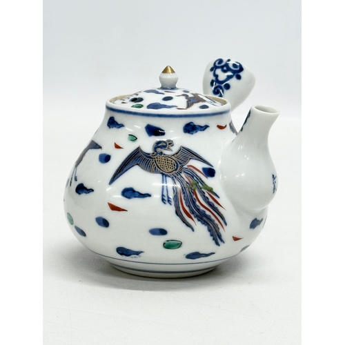 66 - Takano Shōami. A Japanese hand painted ceramic teapot. Takano Shōami, Kyoto, Japan. 13x10x9cm