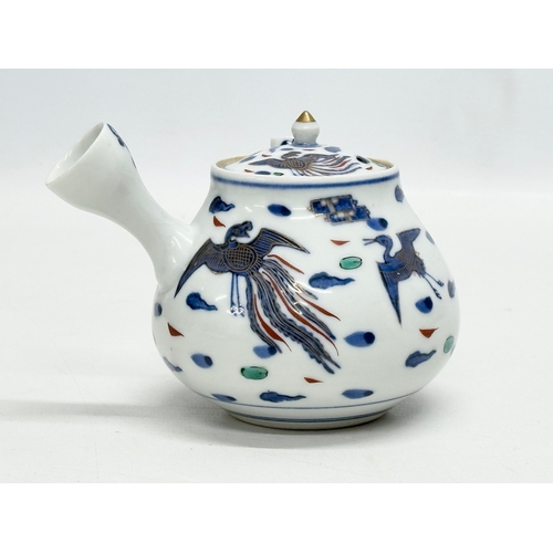 66 - Takano Shōami. A Japanese hand painted ceramic teapot. Takano Shōami, Kyoto, Japan. 13x10x9cm