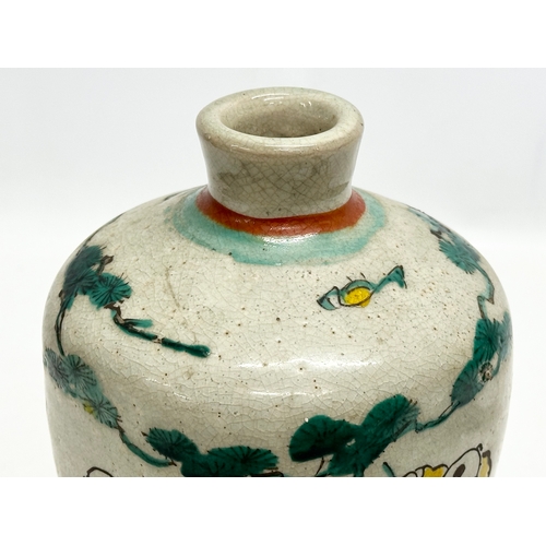 64 - An Early 19th Century Chinese Famille Verte vase. Daoguang Period (1820-1850) Ming Revival. 14x22cm