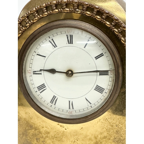 209 - A Late 19th Century French brass mantle clock. 16x25cm