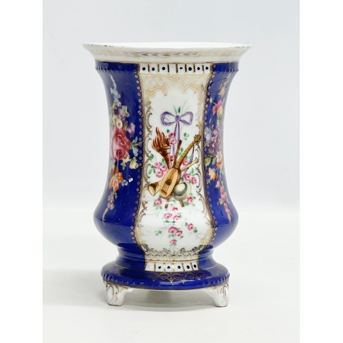 191 - A Late 19th Century pottery Medici vase, raised on 3 feet. 13x20cm