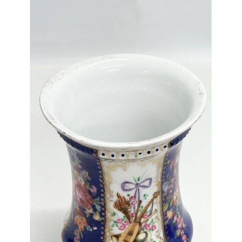 191 - A Late 19th Century pottery Medici vase, raised on 3 feet. 13x20cm