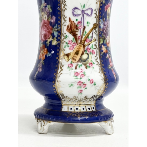 191 - A Late 19th Century pottery Medici vase, raised on 3 feet. 13x20cm