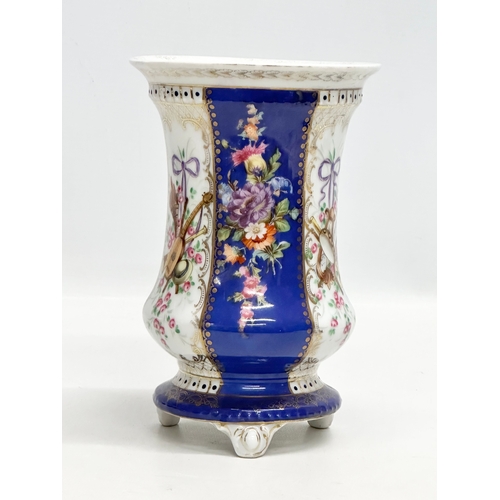 191 - A Late 19th Century pottery Medici vase, raised on 3 feet. 13x20cm