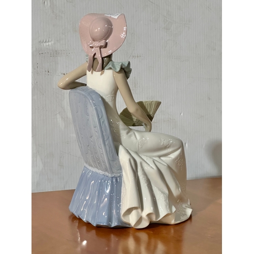 4 - A large NAO figurine. Relax. 21x29cm