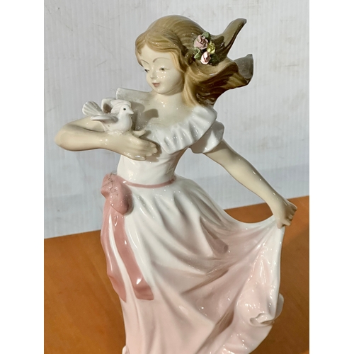 5 - A tall Tengra figurine. 28cm