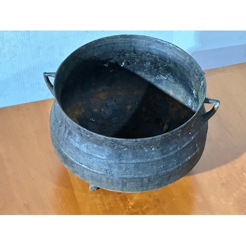 9 - An Early 20th Century cast iron cauldron pot. 30x27x20cm