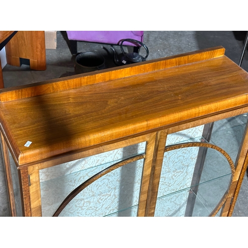 21 - A vintage china cabinet/display cabinet. 89x29x130cm