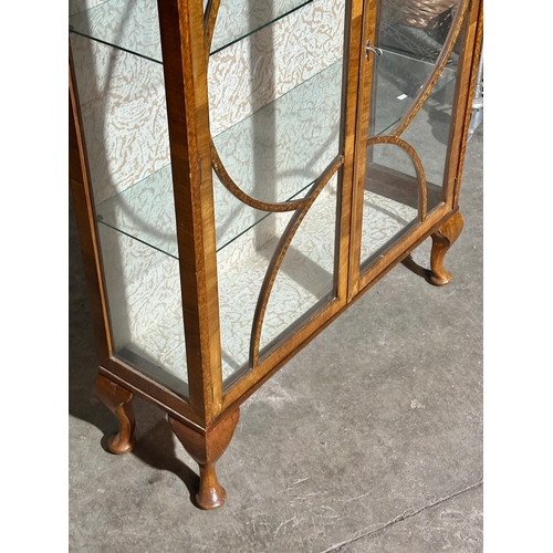 21 - A vintage china cabinet/display cabinet. 89x29x130cm