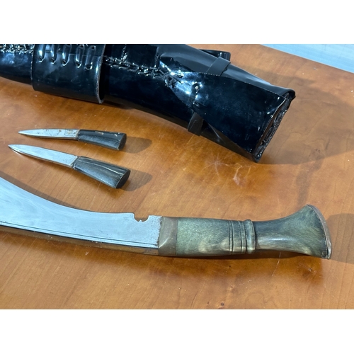 28 - A Gurkha style knife. 38cm