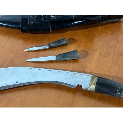 28 - A Gurkha style knife. 38cm