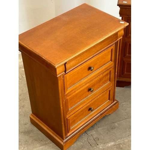 42 - A pair of bedside chests. 52.5x33.5x67cm