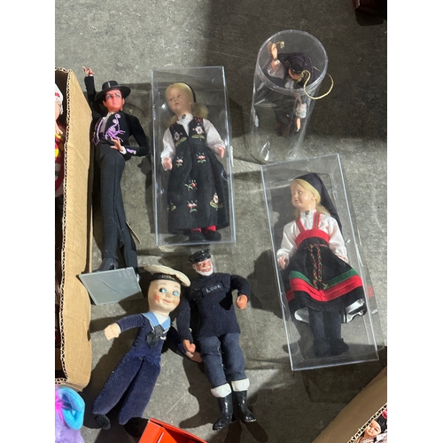 40 - A large collection of vintage dolls.