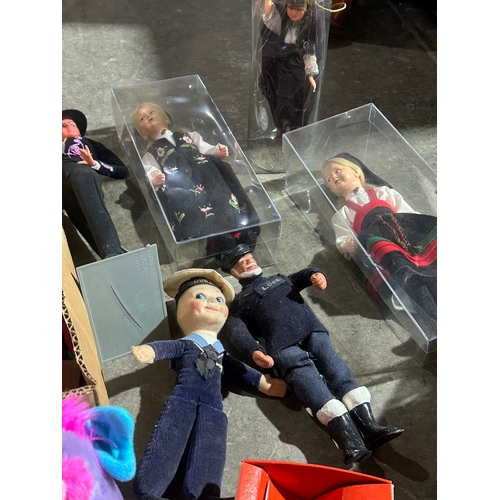 40 - A large collection of vintage dolls.