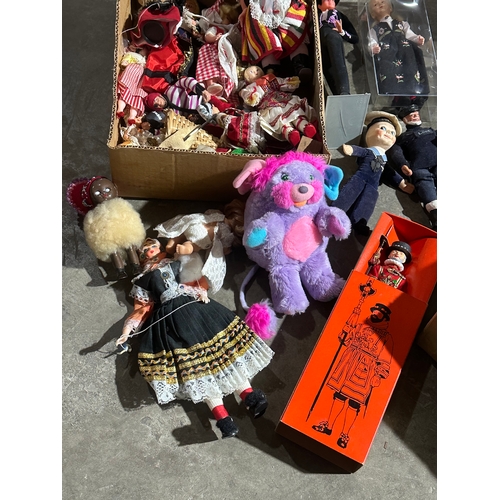 40 - A large collection of vintage dolls.