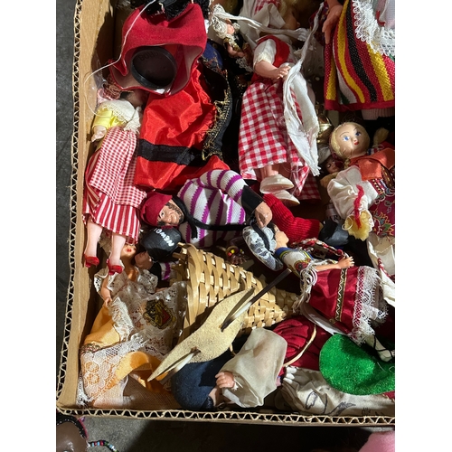40 - A large collection of vintage dolls.